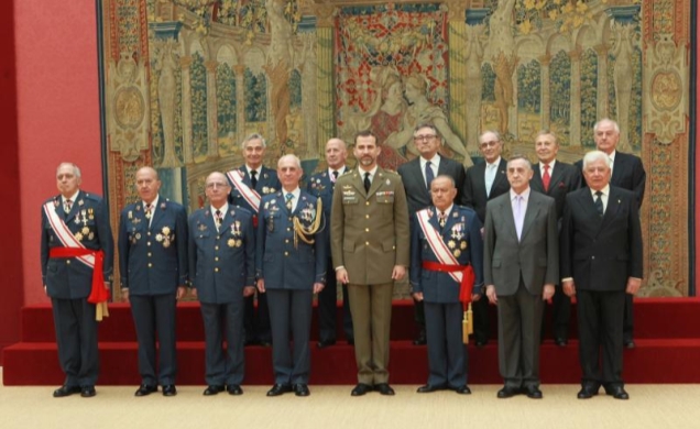 Fotografía de grupo de Su Alteza Real el Príncipe de Asturias con la comisión de la XVIII promoción de la Academia General del Aire